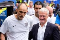 Deschamps (kanan) menerima ucapan selamat maju jaya daripada pengendali England, Thomas Tuchel sebelum sepak mula penentuan tempat ketiga Piala Dunia di Miami. Foto: Agensi
