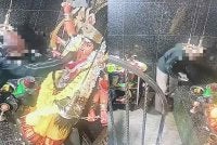 Polis sedang giat mencari seorang lelaki yang mencuri seutas rantai leher yang dipakaikan pada patung sembahyang dalam kejadian di sebuah kuil di Jalan Tanjong Tualang, Batu Gajah.