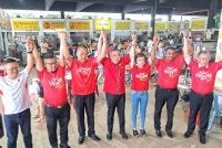Anthony Loke (empat dari kiri) bersama calon-calon DAP di Pasar Besar Seremban.