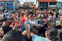 Syed Saddiq memasuki pusat bandar Muar sebelum merentasi Jambatan Sultan Ismail menuju ke lokasi penamat.