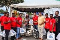 Leevineshwaraan (empat dari kanan) beramah mesra dengan masyarakat di DUN Sri Tanjung