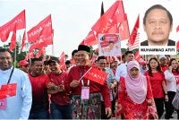Aminuddin (tengah) bersama penyokong pada hari penamaan calon PRN Negeri Sembilan pada Sabtu. 