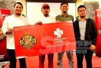 Muhamad Zaki (dua dari kiri) dan Mohd Nazif (kiri) pada Majlis Pengenalan Penaja KRW FC Musim 2026/27 di Kota Bharu pada Ahad.