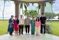 Raja Muda Kedah, Tengku Sarafudin Badlishah Al Aminul Karim Sultan Sallehuddin bersama keluarga berkenan menyantuni Reeya (dua kiri) dan ibu bapanya di Istana Kedah di Pulau Pinang pada Sabtu. 