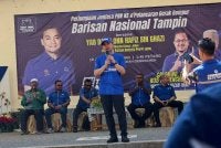 Onn Hafiz ketika berucap pada Program Perjumpaan Jentera PRN Negeri Sembilan dan Pelancaran Gerak Gempur Barisan Nasional Tampin di Dataran Kampung Tengah, Gemencheh, Tampin Ahad.