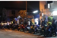 Antara individu yang diperiksa menerusi Op Samseng Jalanan di Lebuh Turi, Klang pada Ahad - Foto: IPD KLANG SELATAN