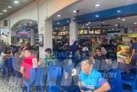 Orang ramai mula menenuhi ruangan di Restoran Hakim Seksyen 7, Shah Alam sempena program Riuh BOLA SINAR x redOne Mobile x RTM pada Ahad.