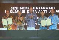 Alexander (dua dari kiri) semasa menyaksikan program kolaborasi antara KKR, JKR Sabah, JKR Sarawak di Kota Kinabalu.