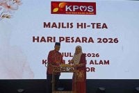 Abdul Aziz (kiri) menyempurnakan pelancaran Rumah Ngaji KPMS dengan diiringi Latiffah pada Ahad.