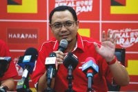 Muhammad Zaki ketika mengadakan sidang media di sebuah hotel pada Ahad. Foto Bernama