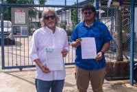 Ram (kiri) ditemani pasukan peguamnya melakukan laporan polis di Balai Polis Luyang, Kota Kinabalu.