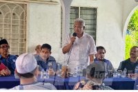 Hamzah (berdiri) ketika berucap pada majlis pertemuan bersama calon Dewan Undangan Negeri (DUN) Sikamat dan Ampangan serta kepimpinan PN dan BN