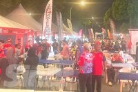 Menjelang sepak mula final Piala Dunia FIFA 2026, orang ramai mula memenuhi Restoran Hakim, Seksyen 7, Shah Alam.