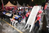 Pekerja Restoran Hakim menambah kemudahan bagi menampung pengunjung yang semakin ramai sempena Program Riuh BOLA SINAR x redOne Mobile x RTM. Foto Sinar Harian - ROSLI TALIB