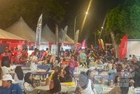 Orang ramai mula hadir bersama keluarga dan rakan-rakan bagi mendapatkan lokasi terbaik untuk menikmati debaran aksi kemuncak final Piala Dunia 2026.