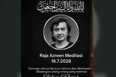 Pemain dram kumpulan Meditasi, Raja Azreen, yang dilaporkan meninggal dunia selepas rebah ketika sedang membuat persembahan di Rock Festival Teruntum di Kuantan, Pahang, malam tadi.