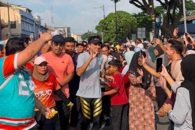 Syed Saddiq disambut sorakan "Hidup Muar" dan "Tahniah YB" sebaik menamatkan Misi Larian Kesyukuran di Laman Maharani, Muar pada Ahad.