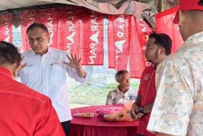 Naib Presiden Parti Amanah Negara (Amanah), Datuk Seri Dr Dzulkefly Ahmad ditemani calon PH bagi Dewan Undangan Negeri (DUN) Kota, Ustaz Muhammad Allif Ibrahim ketika bertemu jentera di PDM Astana Raja, di sini, pagi tadi.
