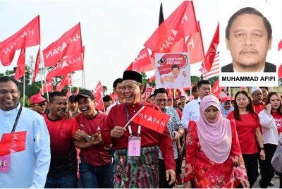 Aminuddin (tengah) bersama penyokong pada hari penamaan calon PRN Negeri Sembilan pada Sabtu. 