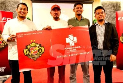 Muhamad Zaki (dua dari kiri) dan Mohd Nazif (kiri) pada Majlis Pengenalan Penaja KRW FC Musim 2026/27 di Kota Bharu pada Ahad.