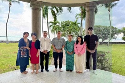 Raja Muda Kedah, Tengku Sarafudin Badlishah Al Aminul Karim Sultan Sallehuddin bersama keluarga berkenan menyantuni Reeya (dua kiri) dan ibu bapanya di Istana Kedah di Pulau Pinang pada Sabtu. 