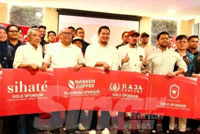 Muhamad Zaki (depan, tiga dari kanan) dan Mohd Nazif (depan, empat dari kanan) pada Majlis Pengenalan Penaja KRW FC Musim 2026/27 di Kota Bharu pada Ahad.