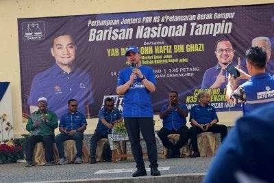 Onn Hafiz ketika berucap pada Program Perjumpaan Jentera PRN Negeri Sembilan dan Pelancaran Gerak Gempur Barisan Nasional Tampin di Dataran Kampung Tengah, Gemencheh, Tampin Ahad.