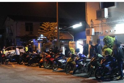 Antara individu yang diperiksa menerusi Op Samseng Jalanan di Lebuh Turi, Klang pada Ahad - Foto: IPD KLANG SELATAN