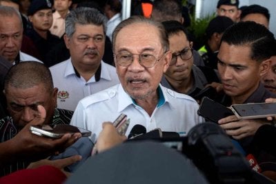 Anwar ketika sidang media selepas menghadiri program Madani Kita di Dewan Komuniti Taman Perpaduan pada Ahad. Foto Bernama