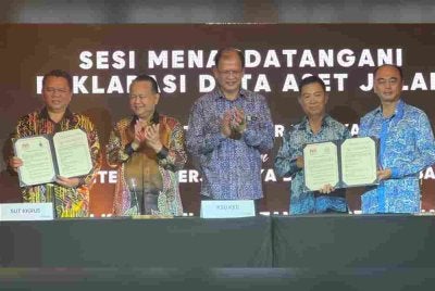 Alexander (dua dari kiri) semasa menyaksikan program kolaborasi antara KKR, JKR Sabah, JKR Sarawak di Kota Kinabalu.