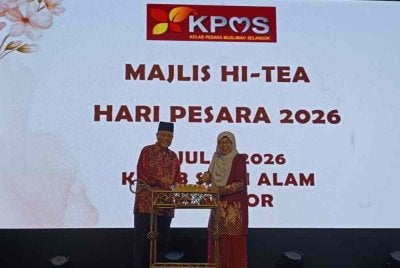 Abdul Aziz (kiri) menyempurnakan pelancaran Rumah Ngaji KPMS dengan diiringi Latiffah pada Ahad.