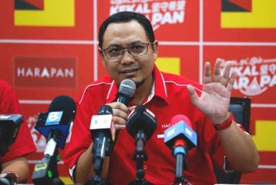 Muhammad Zaki ketika mengadakan sidang media di sebuah hotel pada Ahad. Foto Bernama