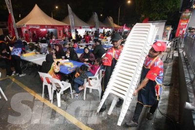Pekerja Restoran Hakim menambah kemudahan bagi menampung pengunjung yang semakin ramai sempena Program Riuh BOLA SINAR x redOne Mobile x RTM. Foto Sinar Harian - ROSLI TALIB