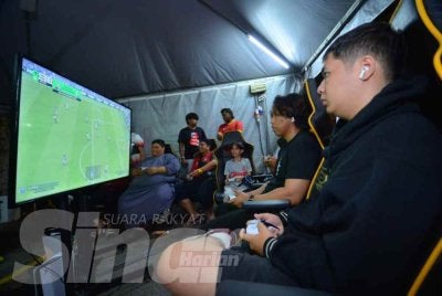 Peserta terdiri daripada pelbagai kaum mengambil peluang mempamerkan aksi dalam Kejohanan 2v2 EA FC PS5. Foto Sinar Harian - ASRIL ASWANDI SHUKOR