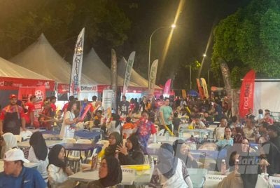 Orang ramai mula hadir bersama keluarga dan rakan-rakan bagi mendapatkan lokasi terbaik untuk menikmati debaran aksi kemuncak final Piala Dunia 2026.