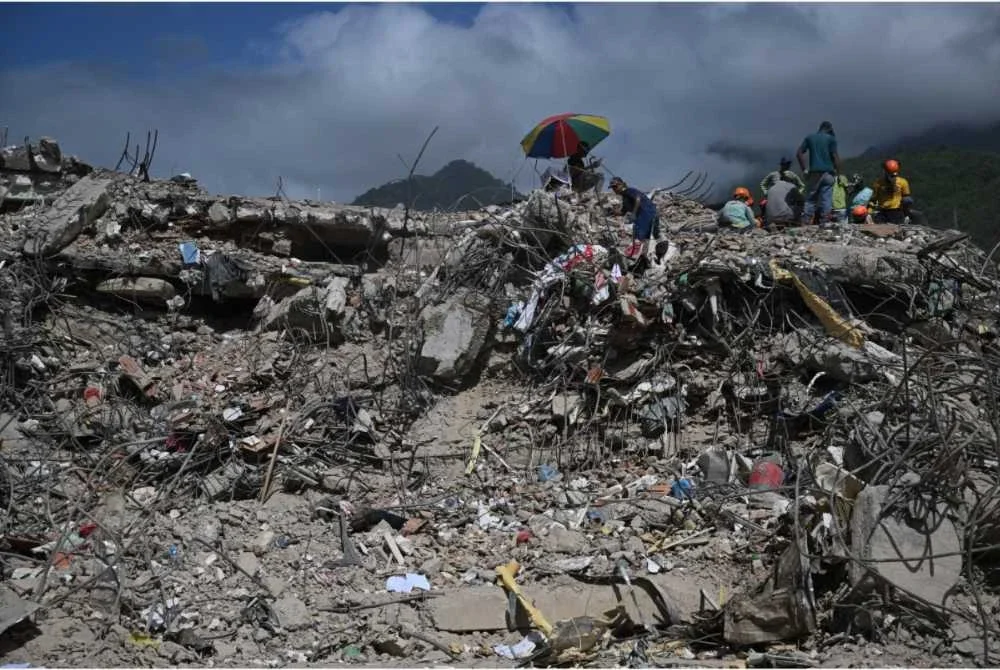 Kumpulan sukarelawan bersama ahli keluarga mangsa tertimbus masih menggali runtuhan struktur di lokasi terjejas gempa. - Foto AFP