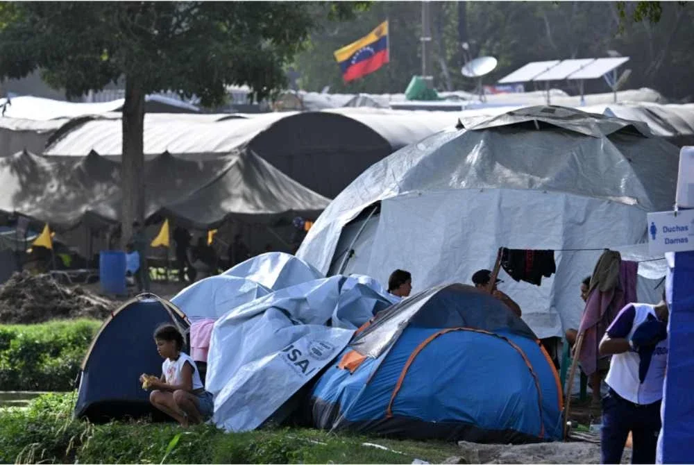 Ribuan penduduk hilang tempat tinggal kini berlindung di khemah sementara tanpa perkhidmatan asas yang mencukupi. - Foto AFP