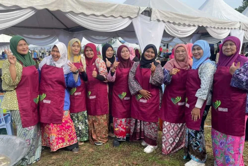 Antara peserta yang menyertai program rewang pada program berkenaan yang manis berpakaian kurung Kedah.