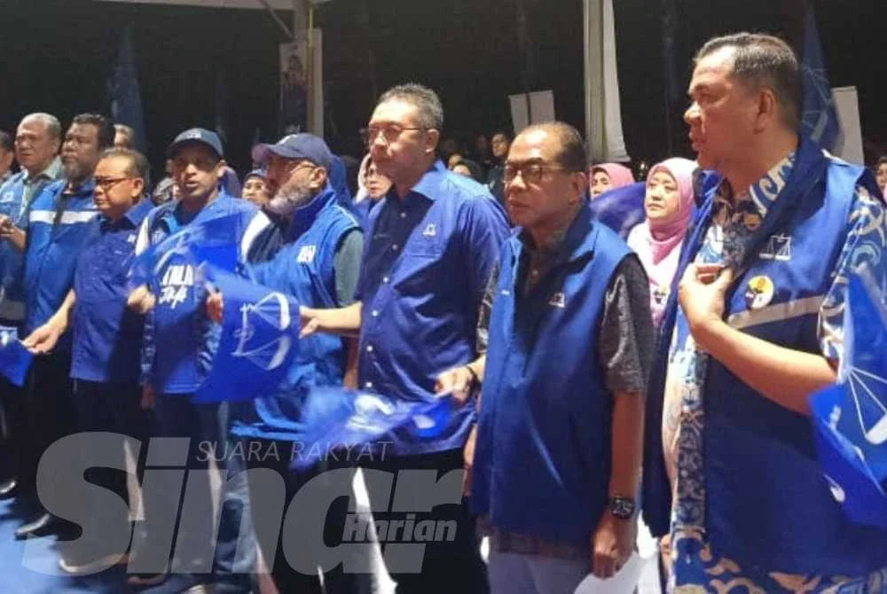Mohamed Khaled (dua kanan) bersama barisan jentera BN di DUN Johol.