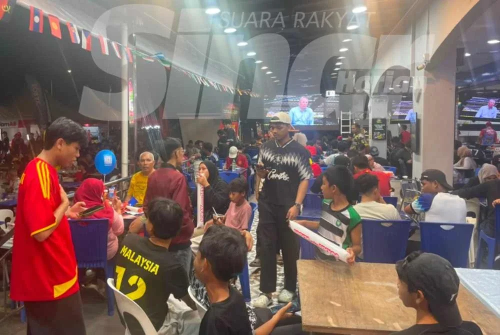 Penyokong hadir mengenakan jersi pasukan pilihan masing-masing turut menambahkan lagi bahang final Piala Dunia 2026.