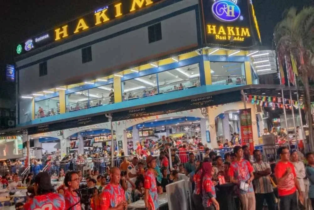 Peminat bola sepak berkumpul sejak petang bagi memeriahkan program Riuh BOLA SINAR x redONE Mobile x RTM di Restoran Hakim Baru, Seksyen 7, di sini pada Ahad.