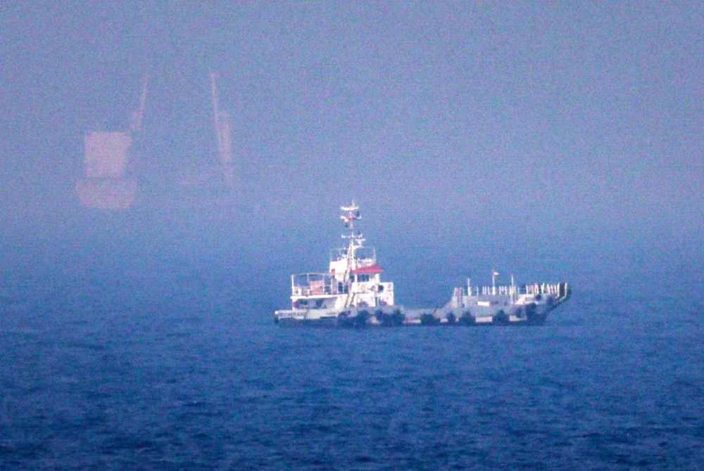 IRGC memberi amaran bahawa tiada kapal tangki minyak atau gas asli cecair (LNG) dibenarkan melalui Selat Hormuz tanpa kebenaran. Foto AFP