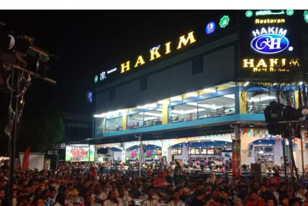 Penyokong Argentina dan Sepanyol bagi menyaksikan perlawanan akhir Piala Dunia FIFA 2026 menerusi program Riuh BOLA SINAR x redONE Mobile x RTM di Restoran Hakim, Seksyen 7 Shah Alam pada Ahad. Foto MUHAMMAD AMINNURALIFF MOHD ZOKI