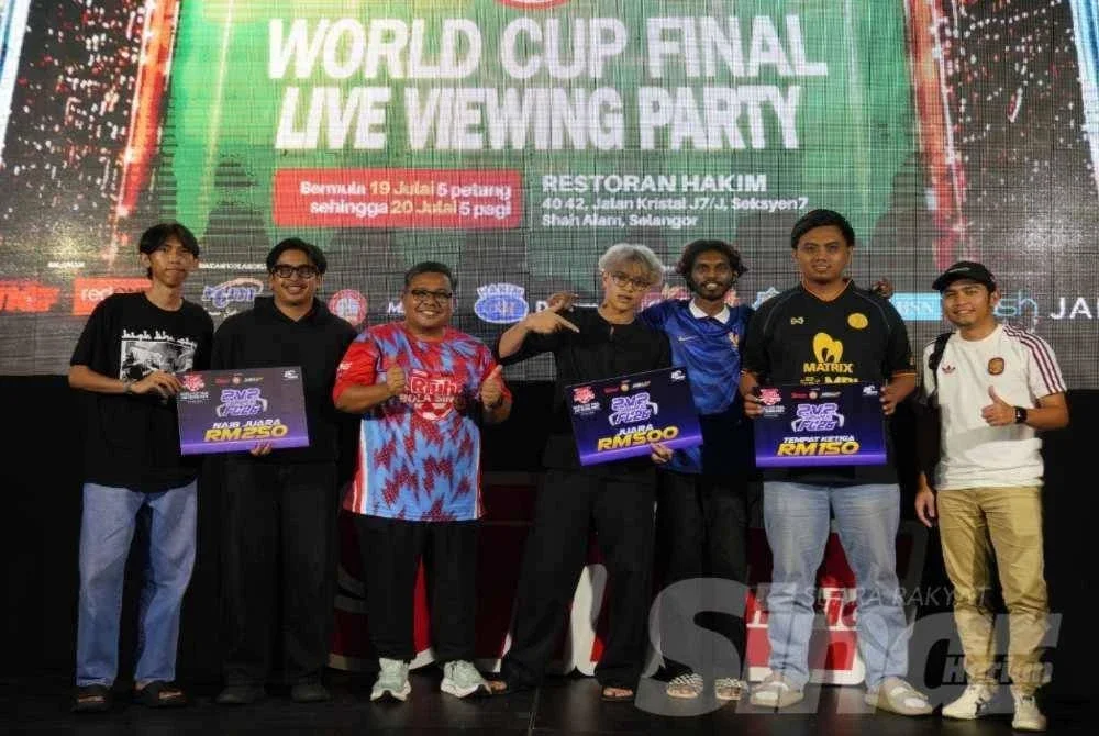 Gabungan peserta pelbagai kaum dan peringkat umur mewarnai saingan Kejohanan 2v2 EA FC PS5 yang menjadi antara tarikan utama program Riuh BOLA SINAR x redOne Mobile x RTM di Restoran Hakim, Seksyen 7, di sini pada Ahad.