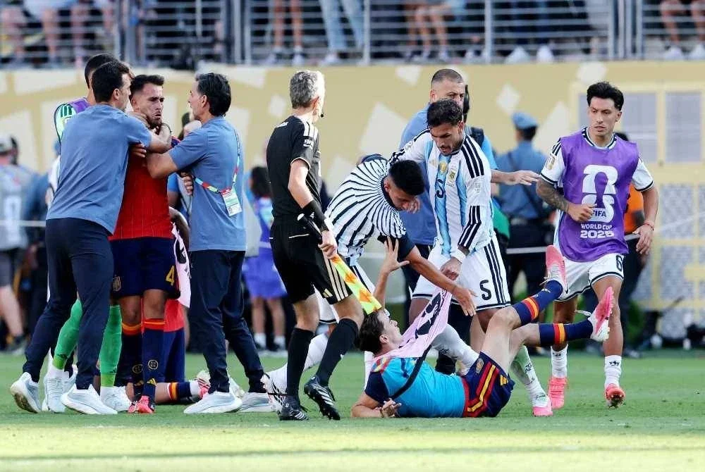 Parades (dua kanan) gagal mengawal perasaan apabila menolak pemain simpanan Sepanyol selepas wisel penamat. Foto: Agensi