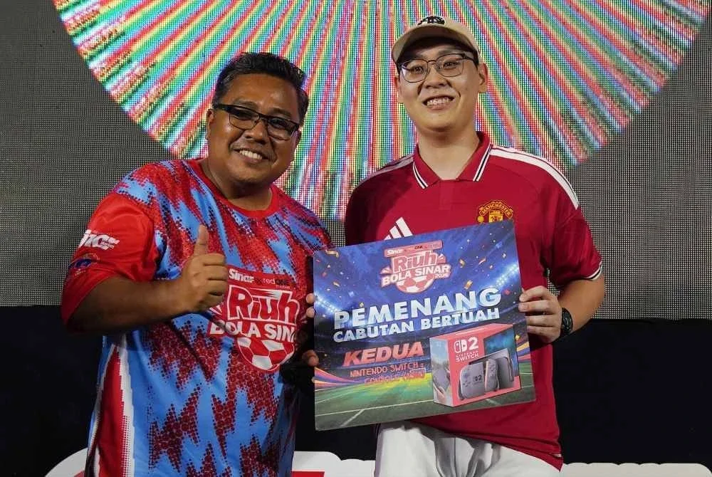 Chee Hao menerima hadiah cabutan bertuah disampaikan Ketua Pengarang Kumpulan Sinar Harian, Zamri Rambli.