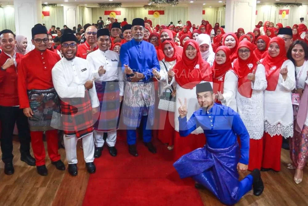 Khairy Jamaluddin (tengah) bergambar bersama pemimpin peringkat bahagian dan ahli UMNO selepas Mesyuarat Perwakilan Wanita, Pemuda dan Puteri UMNO Bahagian Subang di Bangunan UMNO Selangor pada Ahad.