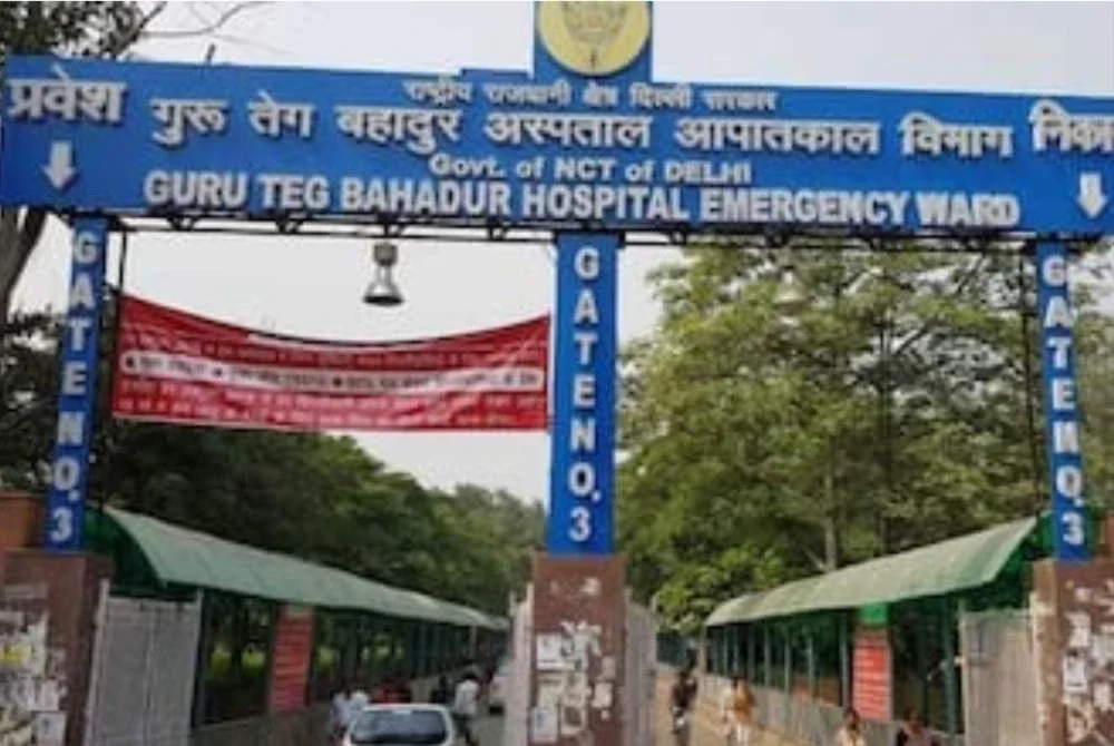 Seorang lelaki meninggal dunia selepas sebuah kipas siling terjatuh dan menghempapnya ketika menerima rawatan di Hospital GTB, Delhi, India. Foto: NDTV