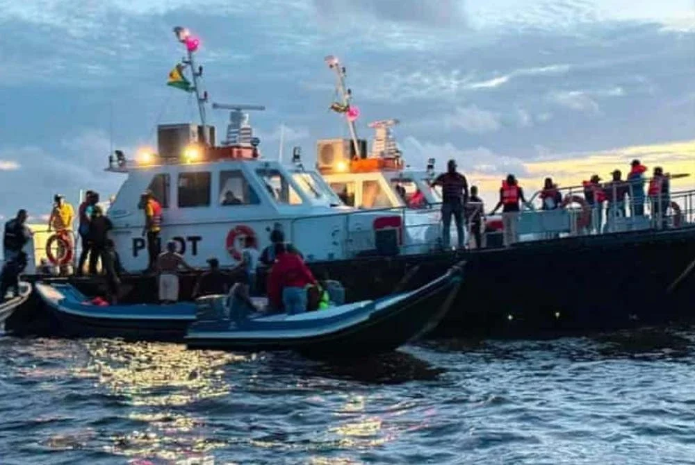 Pasukan penyelamat menyertai operasi mencari mangsa feri yang karam di perairan Guyana. Foto: Anadolu