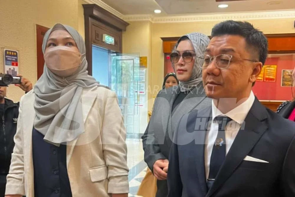 Zizie Izette (tengah) tiba di Kompleks Mahkamah bagi mendengar keputusan sama ada dilepas atau disabitkan bersalah atas tiga pertuduhan bersubahat kes rasuah berjumlah RM2.8 juta membabitkan pelaburan RM150 juta dalam unit amanah Public Mutual Berhad.